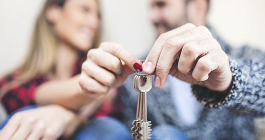 couple en possession des clés