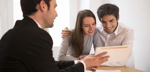 conseiller montre tablette tactile Ă un couple